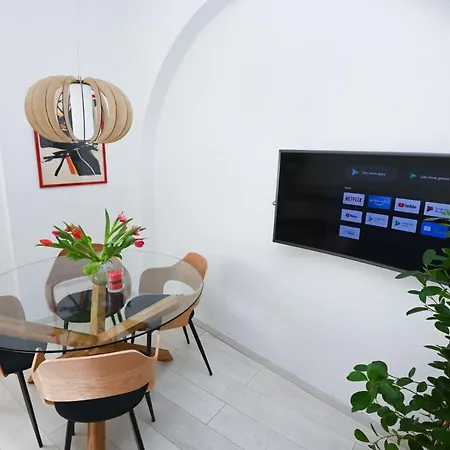 Old Town Apartment *